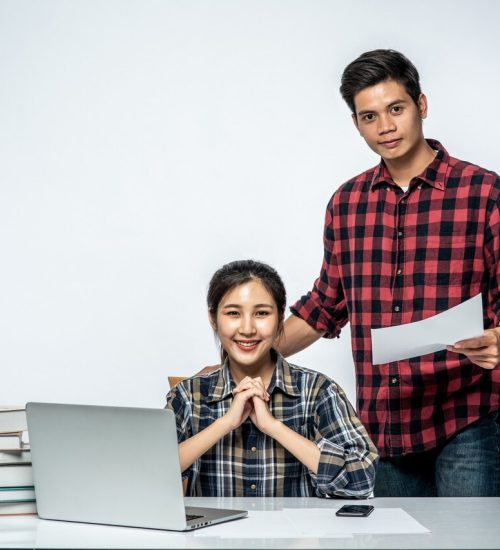 men-teach-women-how-work-with-laptops-work_1150-26817