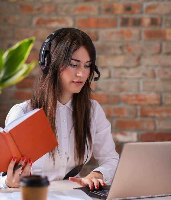 portrait-woman-customer-service-worker_144627-37952