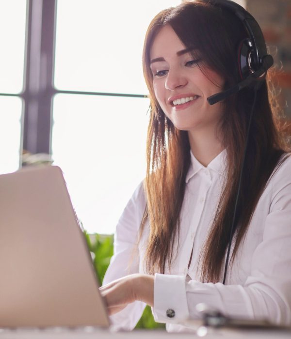 portrait-woman-customer-service-worker_144627-37956